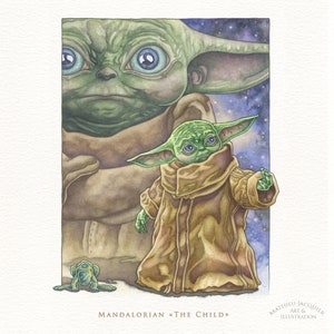 Peut inclure: Une peinture à l'aquarelle de deux personnages extraterrestres verts de la série Star Wars, connus sous le nom de "L'Enfant" ou "Baby Yoda". Le personnage le plus grand est en arrière-plan, tandis que le personnage le plus petit est au premier plan, portant une robe brune et debout avec une main levée. L'arrière-plan est bleu foncé avec des étoiles blanches.