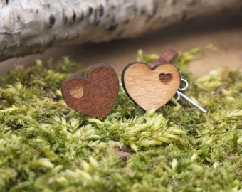 Ohrstecker aus Holz in Herzform mit kleinem Herz - Holzfarbe und Größe wählbar