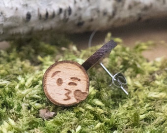Freche Holz Ohrstecker Emoji mit Kussmund - rund Buche hell