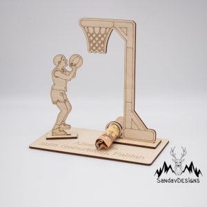 Geldgeschenk mit Basketballspieler/-in - aus Holz personalisiert