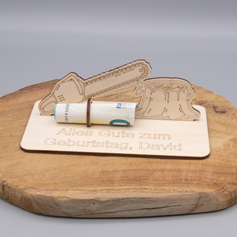 Geldgeschenk Kettensäge mit Baum aus Holz personalisiert Bild 5