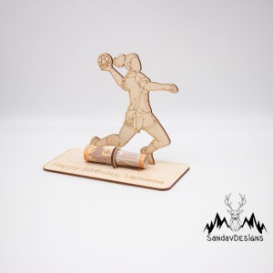 Geldgeschenk Handball aus Holz personalisiert Bild 1