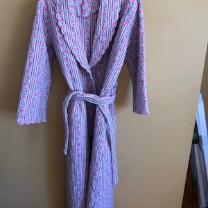 Vintage Northern Isles Women’s Cotton Flannel Pink Quilted  Scalloped Collar Bathrobe Rare Size M