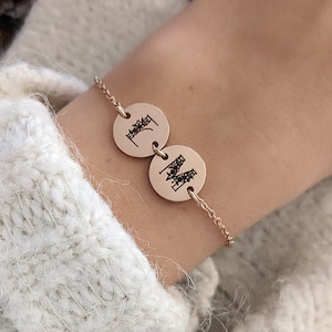 Pulseira com medalhas duplas para gravar letras florais • Pulseira personalizada, Presente de nascimento, Presente de mãe, Dia dos Namorados