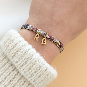 Bracelet personnalisé en cordon coton liberty avec charm de petites lettres Bracelet prénom, Cadeau naissance Cadeau maman Fête des mères image 1