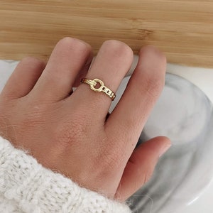 Anaëlle Ring • Thin adjustable ring adorned with a gold stainless steel chain for women