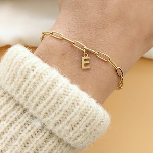 Pulsera de eslabones personalizada con dije de letra pequeña • Pulsera de nombre, Regalo de nacimiento Regalo de mamá Día de la Madre