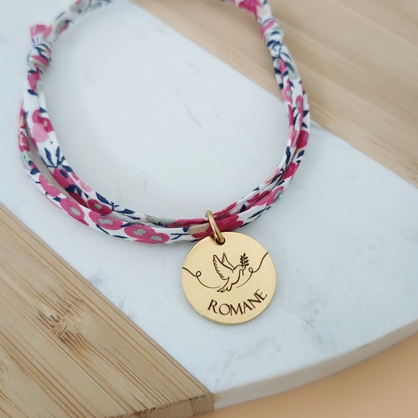 Bracelet personnalisé en liberty avec médaille de baptême ou communion - Bracelet avec colombe, cadeau religieux pour enfants et adulte