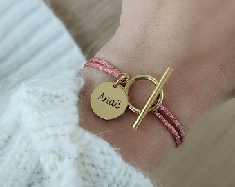 Bracciale personalizzato in cordoncino lucido con medaglia da incidere e chiusura grande. • Bracciale con nome, regalo di nascita, mamma, festa della mamma