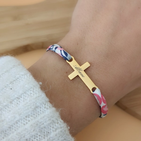 Bracelet personnalisé en cordon coton liberty avec croix à graver • Bracelet prénom, Cadeau naissance, maman Fête des mères