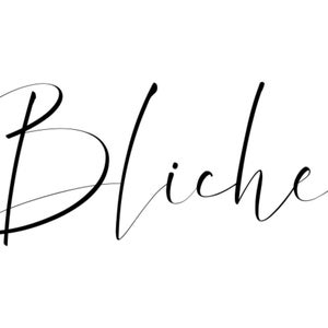 Peut inclure: Le mot "Bliche" écrit en noir dans une élégante écriture cursive. La calligraphie est centrée sur un fond blanc. Le "B" et le "l" sont reliés par un trait fluide, et le "e" est ponctué d'un point.