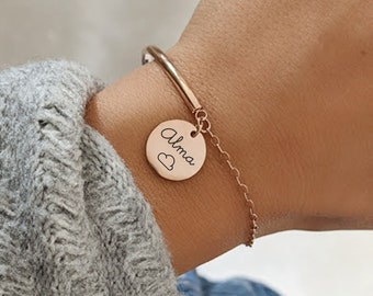 Bracelet demi-jonc et chaîne avec médaille à graver en acier inoxydable • Bracelet personnalisé, Cadeau naissance, Cadeau maman