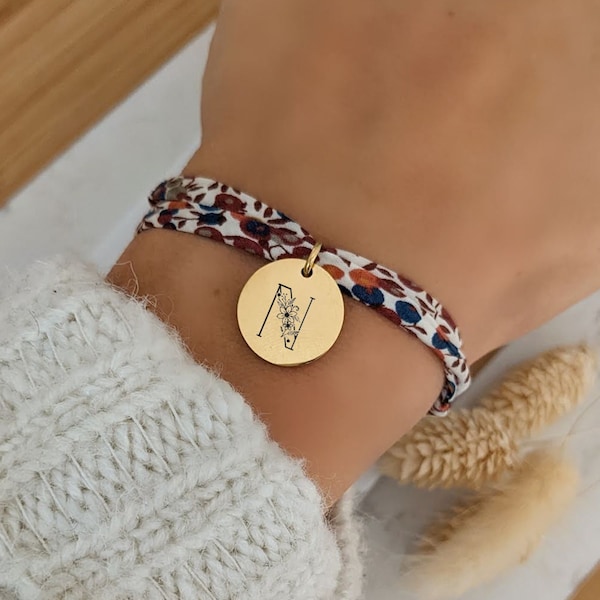 Personalisiertes Liberty-Baumwollarmband mit eingraviertem Medaillon mit floraler Initiale - Armband mit Vornamen, Geschenk zur Geburt, Mutter