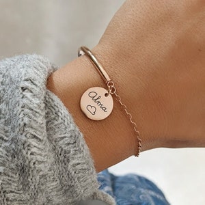 Pulsera y cadena de medio brazalete personalizadas con dije de acero inoxidable grabable • Regalo para baby shower, regalo para el Día de la Madre, anuncio de embarazo
