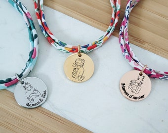 Bracelet personnalisé en liberty avec dessin de maman gravé en acier - Bracelet personnalisé pour fête des mères, pour cadeau de naissance