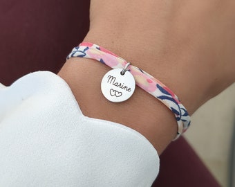 Bracciale in cotone liberty personalizzato con medaglie d'argento incise - Bracciale con nome, regalo di nascita, mamma, festa della mamma, madrina