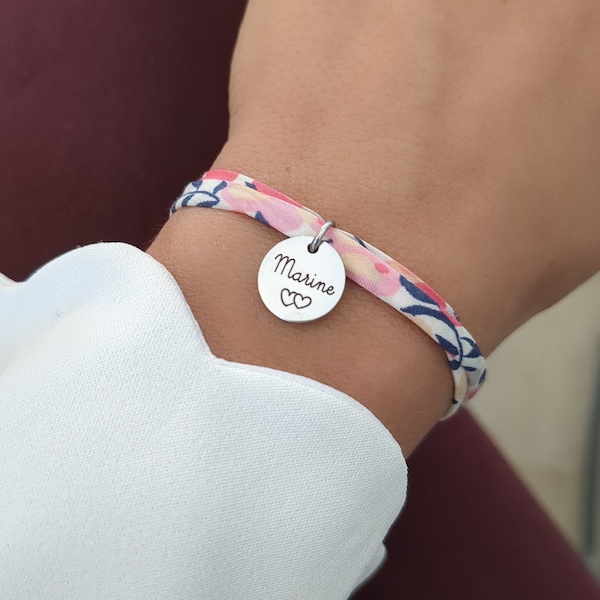 Bracelet personnalisé en coton liberty avec médailles gravées en argent - Bracelet prénom, Cadeau naissance, Maman, Fête des mères, Marraine