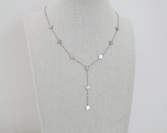 Flora-Halskette • Lange Halskette aus Gold oder Silber mit Blume und Strasssteinen aus Edelstahl für Damen