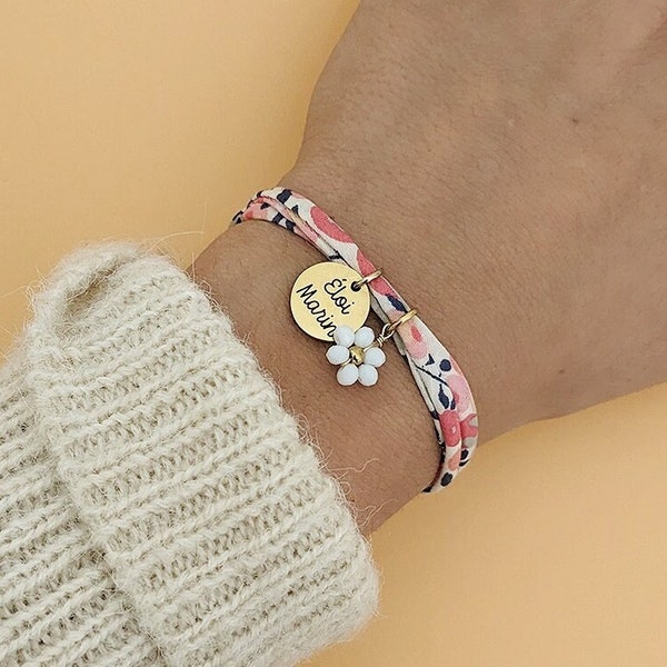 Bracelet cordon liberty personnalisé avec fleur en perle et médaille à graver en acier - Bracelet personnalisé, cadeau naissance, maman