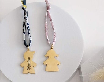 Anpassbarer Schlüsselanhänger mit Kindermedaille aus goldfarbenem Edelstahl • Personalisierter Schlüsselanhänger mit Vornamen und Gravur, Muttergeschenk, Geburtsgeschenk