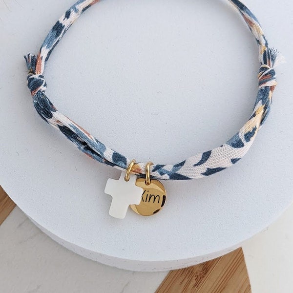 Bracelet cordon liberty personnalisé avec croix et médailles à graver - Bracelet prénom, cadeau de confirmation, communion, baptême, enfant