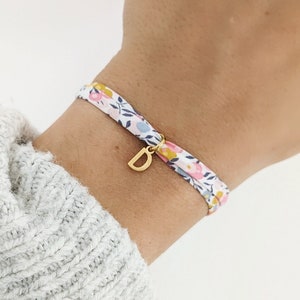 Bracelet personnalisé en cordon coton liberty avec charm de petites lettres Bracelet prénom, Cadeau naissance Cadeau maman Fête des mères image 2