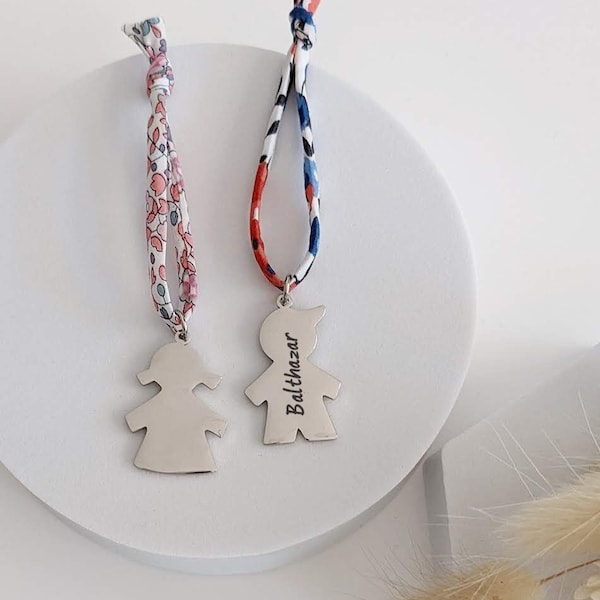 Personalized keychain with child's medal in gold stainless steel • Personalized keychain with engraved name, gift for mom, baby shower gift