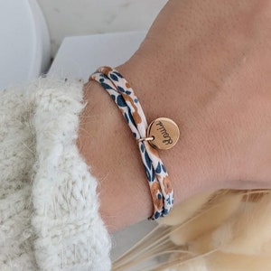 Bracelet personnalisé en cordon coton liberty avec médailles à graver or rose Bracelet prénom, Cadeau naissance, Cadeau fête des mères image 4