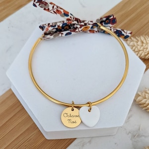 Bracelet jonc liberty à personnaliser avec des médailles à graver et nacres Bracelet prénom, Cadeau naissance, Cadeau maman image 1