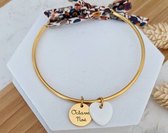 Bracelet personnalisé jonc liberty  avec des médailles à graver et nacres • Bracelet prénom, Cadeau naissance, Cadeau maman