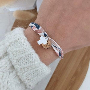 Personalisiertes Liberty-Kordelarmband mit Kreuzen und Medaillen zum Gravieren Armband mit Vornamen, Geschenk zur Konfirmation, Kommunion, Taufe, Kind Bild 2