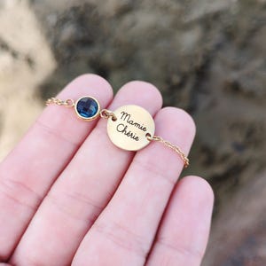 Personalized bracelet with engravable medallion and birthstone • Personalized bracelet for mom, grandma, Mother's Day...