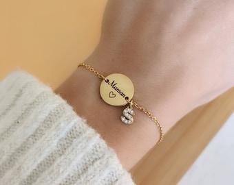 Bracelet avec médaille à graver en acier inoxydable doré et lettre strass • Bracelet personnalisé, Cadeau naissance, Cadeau maman, Noël