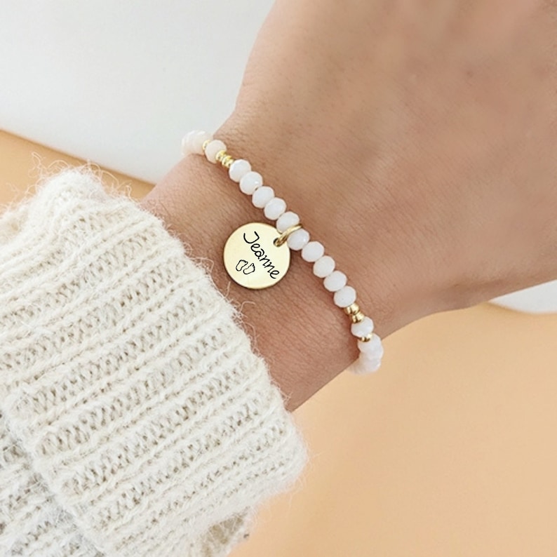 Bracelet personnalisable avec médaille à graver et perles de cristal de couleur Bracelet prénom, surnom, cadeau maman, cadeau naissance image 1