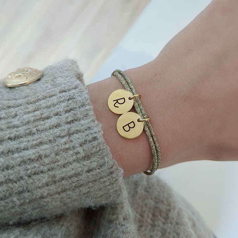 Bracelet personnalisé en cordon brillant avec médailles dorées à graver Bracelet prénom, Cadeau naissance Cadeau maman Fête des mères image 3