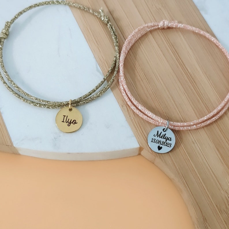 Bracelet personnalisé en cordon brillant avec médailles dorées à graver Bracelet prénom, Cadeau naissance Cadeau maman Fête des mères image 1