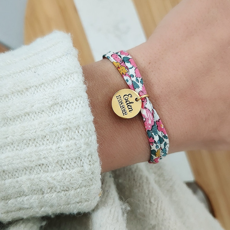 Bracciale liberty personalizzato in cordoncino di cotone con medaglie d'oro da incidere Bracciale con nome, regalo di nascita, regalo di mamma, festa della mamma immagine 5