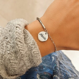 Bracciale mezzo bangle e catena con medaglia da incidere in acciaio inossidabile Bracciale personalizzato, Regalo nascita, Regalo mamma immagine 2