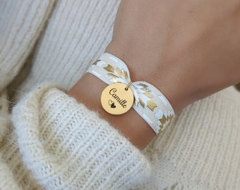 Bracelet personnalisé en ruban élastique doré avec grande médaille à graver • Bracelet prénom, Cadeau naissance, maman marraine