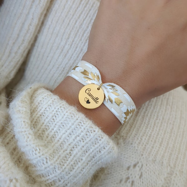 Bracelet personnalisé en ruban élastique doré avec grande médaille à graver • Bracelet prénom, Cadeau naissance, maman marraine