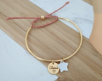 Bracelet jonc cordon brillant à personnaliser avec des médailles à graver et nacres • Bracelet prénom, Cadeau naissance, Cadeau maman