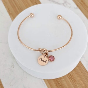 Bracciale rigido con medaglie da incidere in acciaio inossidabile e pietra portafortuna Bracciale personalizzato, Regalo nascita, Regalo mamma immagine 3