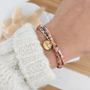 Bracciale liberty personalizzato in cordoncino di cotone con medaglie d'oro da incidere Bracciale con nome, regalo di nascita, regalo di mamma, festa della mamma immagine 1