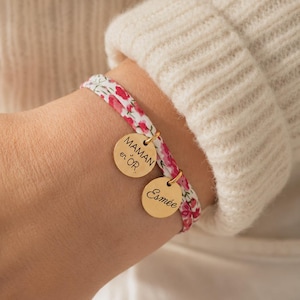 Bracelet personnalisé en cordon coton liberty avec médailles dorées à graver • Bracelet prénom, Cadeau naissance Cadeau maman Fête des mères