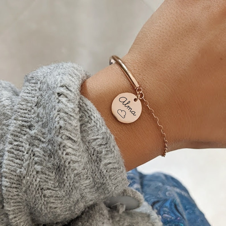 Bracelet demi-jonc et chaîne avec médaille à graver en acier inoxydable Bracelet personnalisé, Cadeau naissance, Cadeau maman image 1