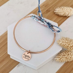 Bracelet jonc liberty à personnaliser avec des médailles à graver et nacres Bracelet prénom, Cadeau naissance, Cadeau maman image 2