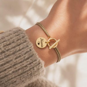 Bracelet personnalisé en cordon brillant avec médailles à graver et fermoir • Bracelet femme, Cadeau naissance, annonce grossesse