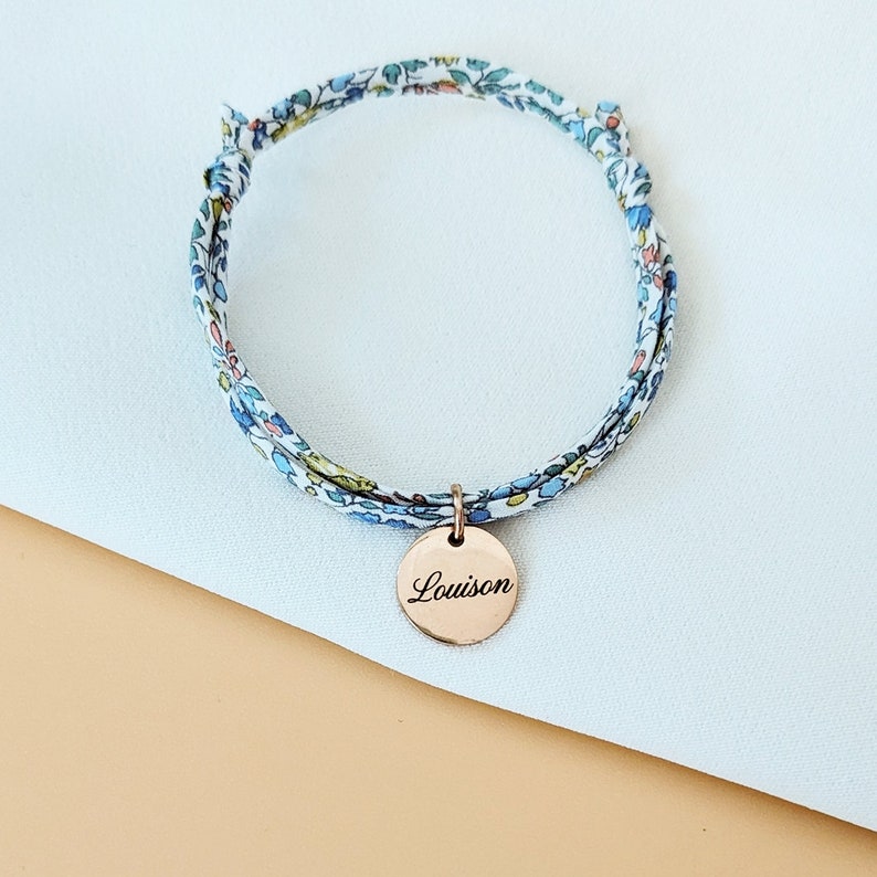 Bracelet personnalisé en cordon coton liberty avec médailles à graver or rose Bracelet prénom, Cadeau naissance, Cadeau fête des mères image 3