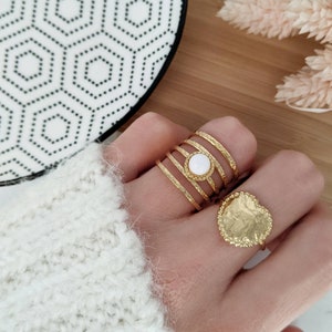 Augustine Ring • Stor justerbar ring med multitunna band och en rund färgad sten i rostfritt stål för kvinnor