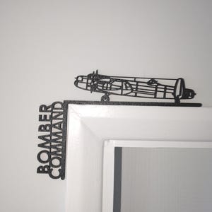 Enfeite decorativo para moldura de porta com o tema do comando do bombardeiro Lancaster | Arte linear para decoração de casa (feito de plástico)